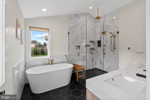 Bath - 428 Royal Beach Rd, Pasadena, MD 21122 photo 1 of 5