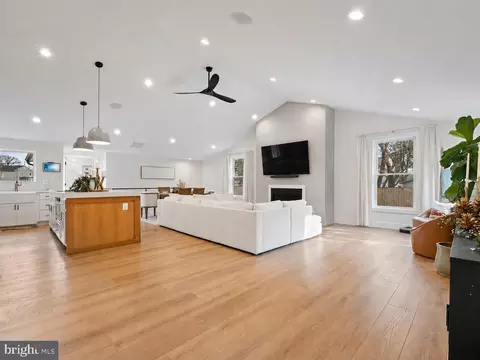 Living - 428 Royal Beach Rd, Pasadena, MD 21122 photo 1 of 1