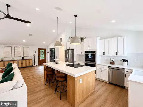Kitchen - 428 Royal Beach Rd, Pasadena, MD 21122 photo 2 of 5