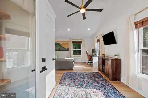 Entry Way - 428 Royal Beach Rd, Pasadena, MD 21122 photo 3 of 5