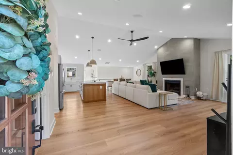Entry Way - 428 Royal Beach Rd, Pasadena, MD 21122 photo 1 of 5