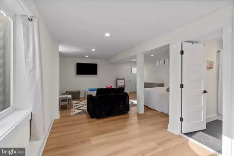 Entry Way - 428 Royal Beach Rd, Pasadena, MD 21122 photo 5 of 5