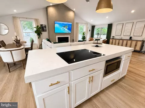 Kitchen - 428 Royal Beach Rd, Pasadena, MD 21122 photo 4 of 5