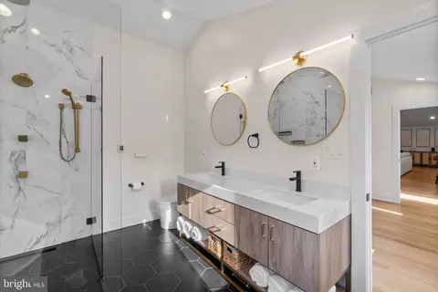 Bath - 428 Royal Beach Rd, Pasadena, MD 21122 photo 2 of 5