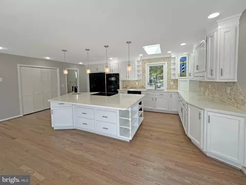 Kitchen - 4958 Lerch Dr, Shady Side, MD 20764 photo 4 of 9