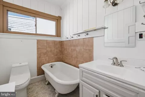 Bath - 87 Shipwright St, Annapolis, MD 21401 photo 1 of 4