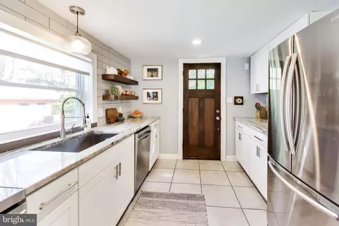 Entry Way - 8014 Forest Glen Dr, Pasadena, MD 21122 photo 1 of 2