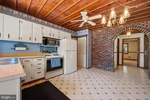 Entry Way - 1262 Rock Hill Rd, Pasadena, MD 21122 photo 1 of 2