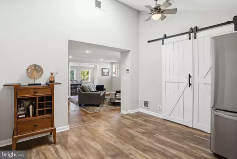 Entry Way - 601 Riverside Dr, Pasadena, MD 21122 photo 4 of 6
