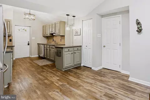 Entry Way - 601 Riverside Dr, Pasadena, MD 21122 photo 3 of 6