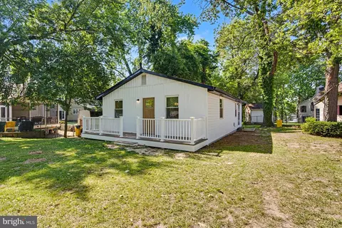 Exterior - 910 Pierpoint Dr, Pasadena, MD 21122 photo 2 of 5
