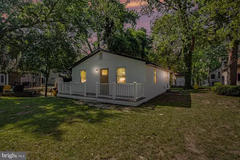 910 Pierpoint Dr, Pasadena, MD 21122