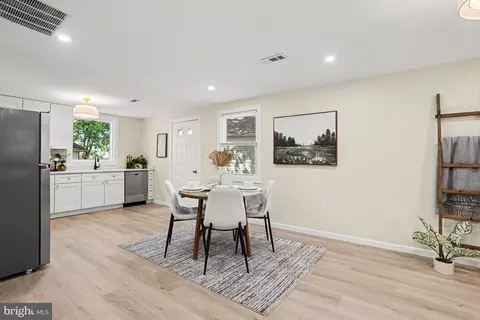 Dining - 910 Pierpoint Dr, Pasadena, MD 21122 photo 2 of 3