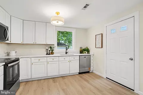 Entry Way - 910 Pierpoint Dr, Pasadena, MD 21122 photo 1 of 1