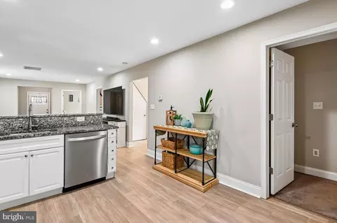 Entry Way - 1129 Wharf Dr, Pasadena, MD 21122 photo 5 of 13