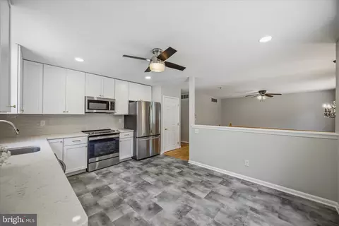 Entry Way - 674 207 Th St, Pasadena, MD 21122 photo 2 of 3