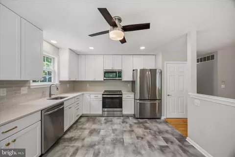 Kitchen - 674 207 Th St, Pasadena, MD 21122 photo 2 of 2