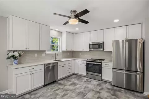 Kitchen - 674 207 Th St, Pasadena, MD 21122 photo 1 of 2