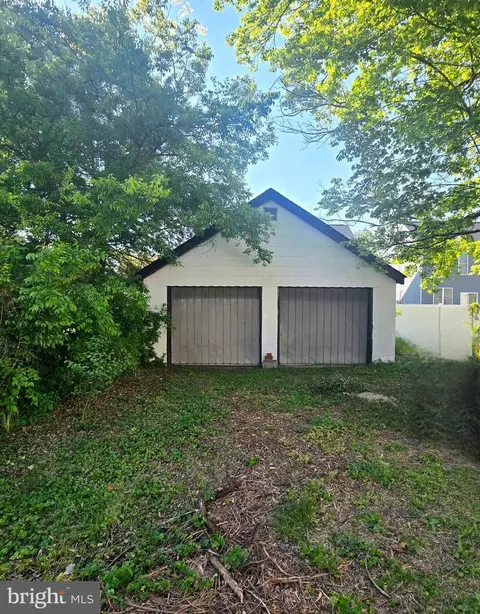 220 Meadow Rd, Pasadena, MD 21122 photo 2
