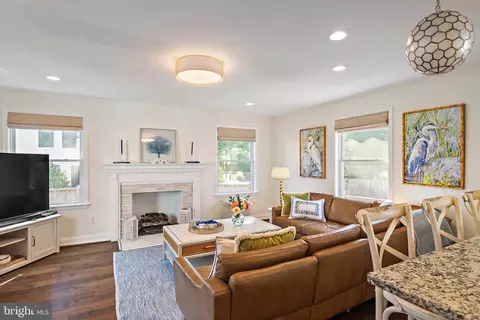 Living - 140 Jefferson St, Annapolis, MD 21403 photo 1 of 6