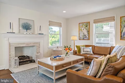 Living - 140 Jefferson St, Annapolis, MD 21403 photo 2 of 6