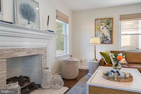 Living - 140 Jefferson St, Annapolis, MD 21403 photo 5 of 6
