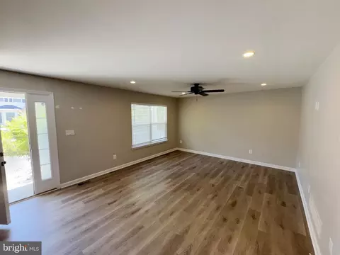 Living - 650 210th St, Pasadena, MD 21122 photo 1 of 4