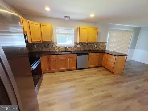 Kitchen - 650 210th St, Pasadena, MD 21122 photo 3 of 3