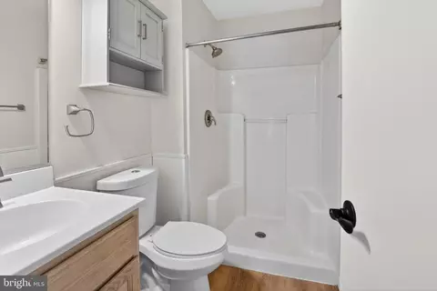Bath - 607 Overhill Dr, Edgewater, MD 21037 photo 2 of 3