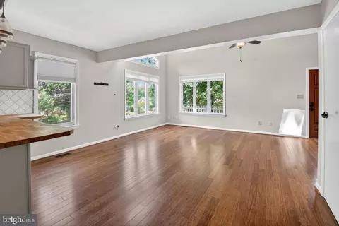 Living - 607 Overhill Dr, Edgewater, MD 21037 photo 2 of 6