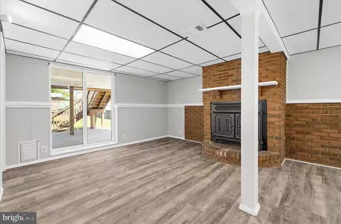 Living - 7854 Tick Neck Rd, Pasadena, MD 21122 photo 4 of 6