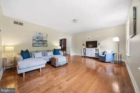 Living - 1528 Palm Ct, Pasadena, MD 21122 photo 1 of 4