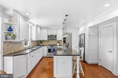 Kitchen - 1528 Palm Ct, Pasadena, MD 21122 photo 3 of 6