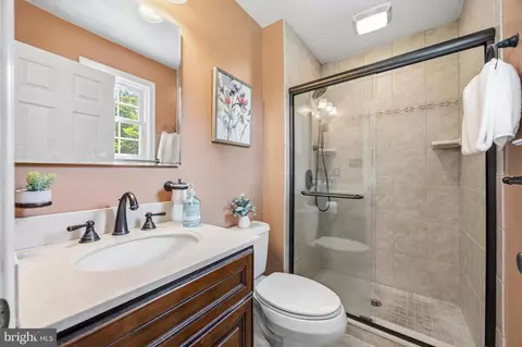Bath - 1528 Palm Ct, Pasadena, MD 21122 photo 4 of 5