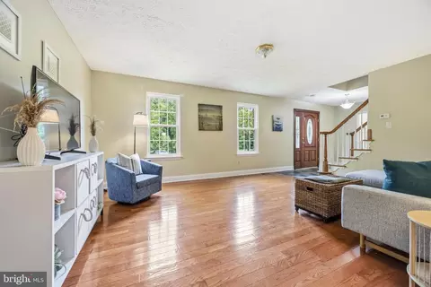 Living - 1528 Palm Ct, Pasadena, MD 21122 photo 2 of 4