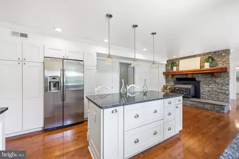 Kitchen - 1528 Palm Ct, Pasadena, MD 21122 photo 6 of 6