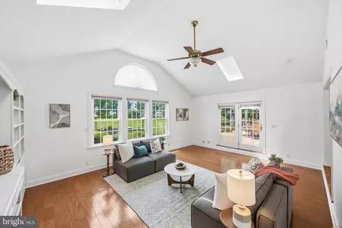 Living - 1528 Palm Ct, Pasadena, MD 21122 photo 4 of 4
