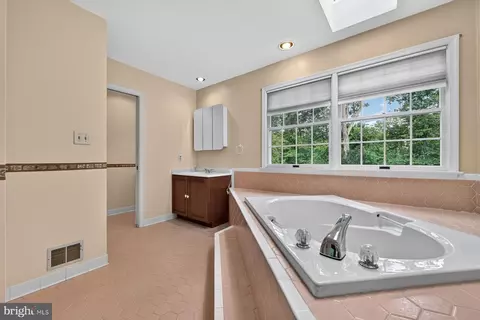 Bath - 1482 Westcliff Dr, Pasadena, MD 21122 photo 4 of 6