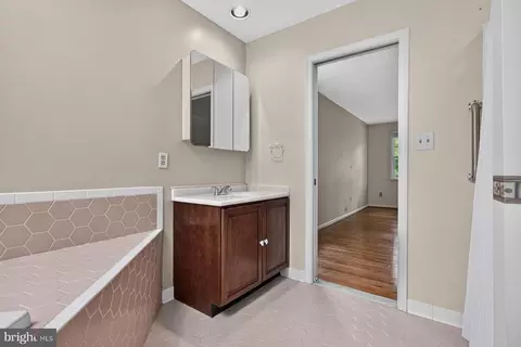 Bath - 1482 Westcliff Dr, Pasadena, MD 21122 photo 5 of 6