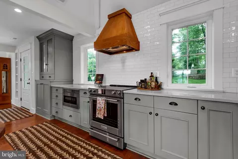 Kitchen - 3913 Rhode Harbor Rd, Edgewater, MD 21037 photo 3 of 4