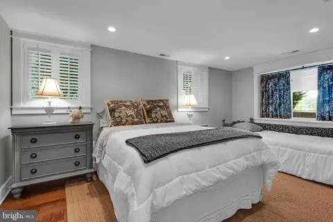 Bedroom - 3913 Rhode Harbor Rd, Edgewater, MD 21037 photo 4 of 7