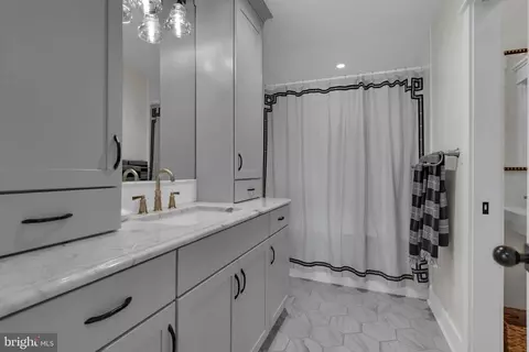 Bath - 3913 Rhode Harbor Rd, Edgewater, MD 21037 photo 2 of 3