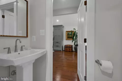 Entry Way - 3913 Rhode Harbor Rd, Edgewater, MD 21037 photo 3 of 7
