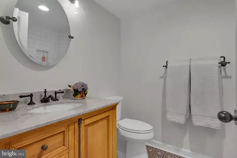 Bath - 3913 Rhode Harbor Rd, Edgewater, MD 21037 photo 3 of 3