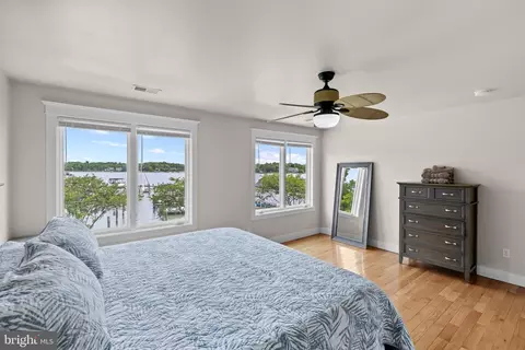 Bedroom - 3733 Thomas Point Rd, Annapolis, MD 21403 photo 4 of 5