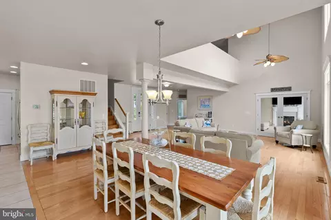 Dining - 3733 Thomas Point Rd, Annapolis, MD 21403 photo 2 of 3