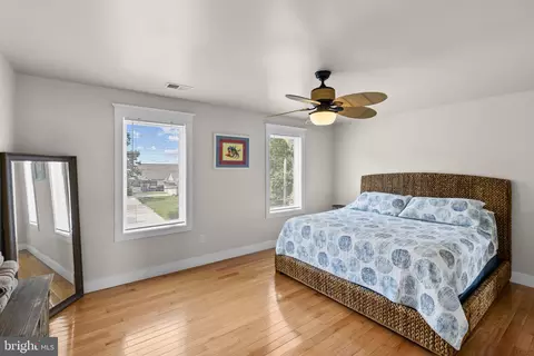 Bedroom - 3733 Thomas Point Rd, Annapolis, MD 21403 photo 3 of 5
