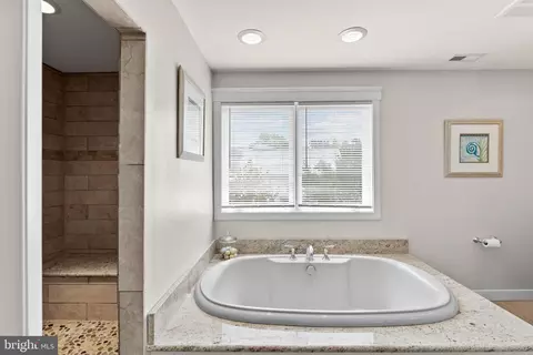 Bath - 3733 Thomas Point Rd, Annapolis, MD 21403 photo 4 of 6