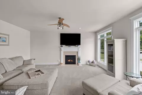 Living - 3733 Thomas Point Rd, Annapolis, MD 21403 photo 2 of 3