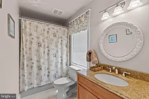 Bath - 3733 Thomas Point Rd, Annapolis, MD 21403 photo 2 of 6